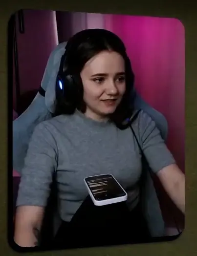 Вот так я выглядела на трансляции с телефоном на коленке.