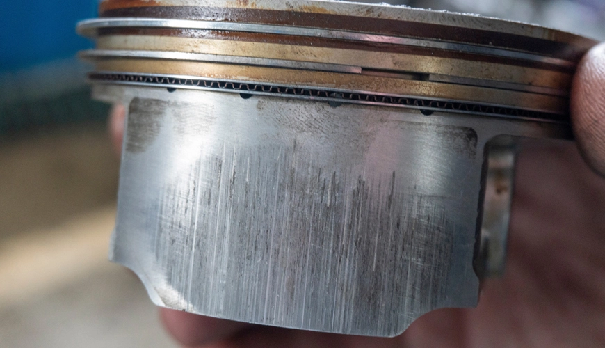 Износ поршня двигателя