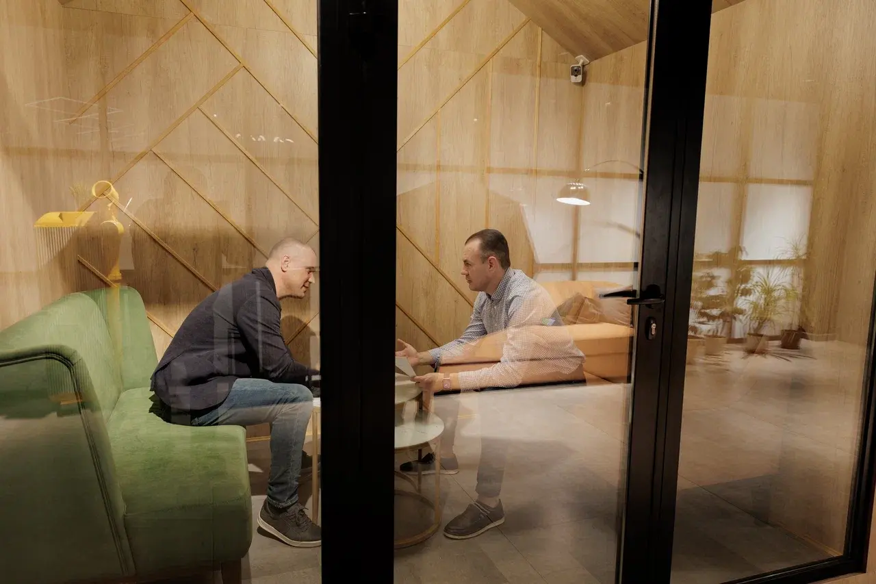 Сергей Журавлев с сотрудником Промрадиатор-НК